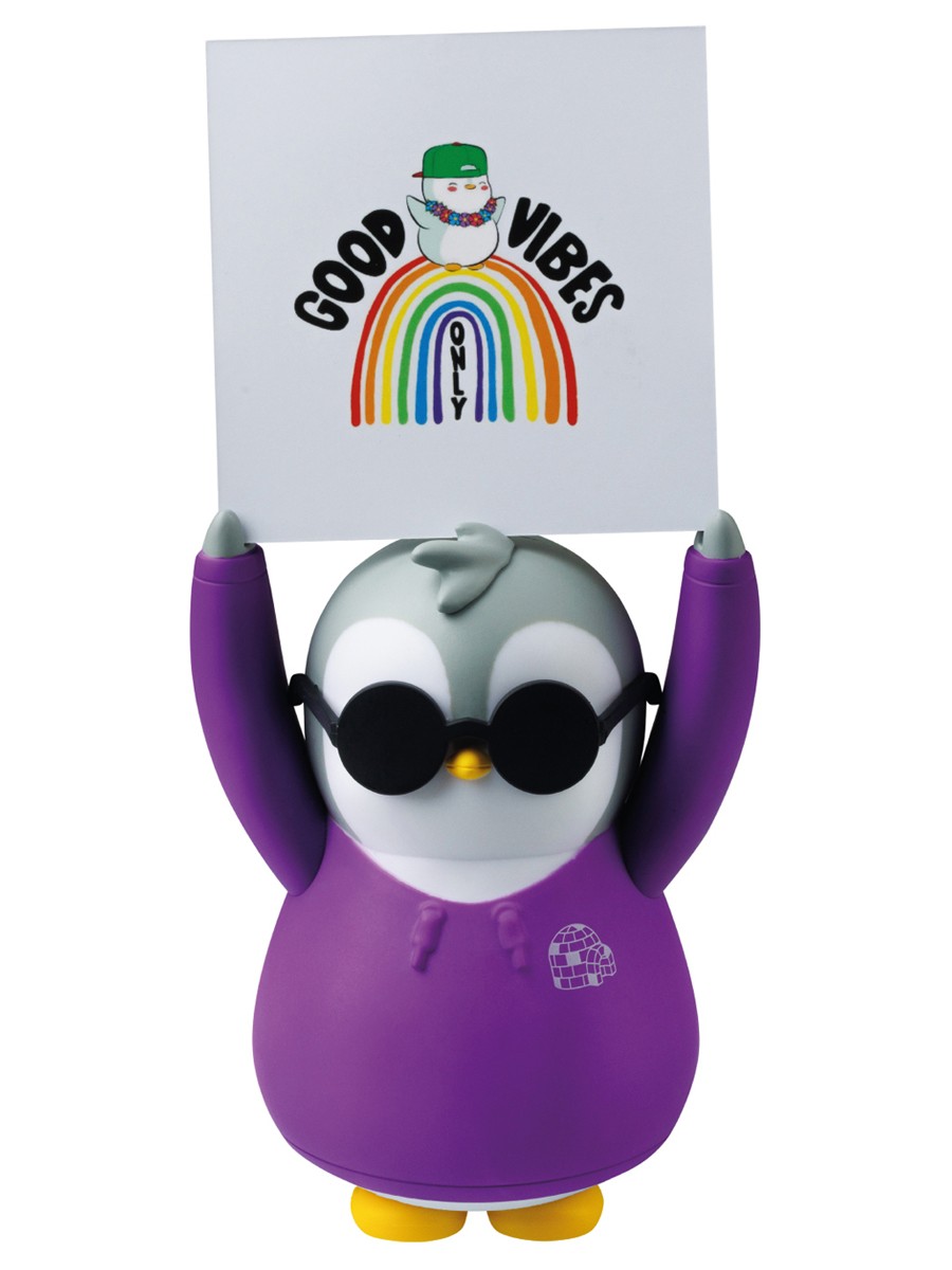 Фигурка Pudgy Penguins в фиолетовой куртке с доской для письма + аксессуары (11,5 см)