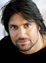   (Manu Bennett)