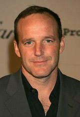   (Clark Gregg)