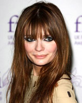   (Mischa Barton)