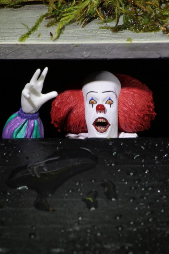  Ultimate: IT  Pennywise 1990 Scale Action Figure (18 )